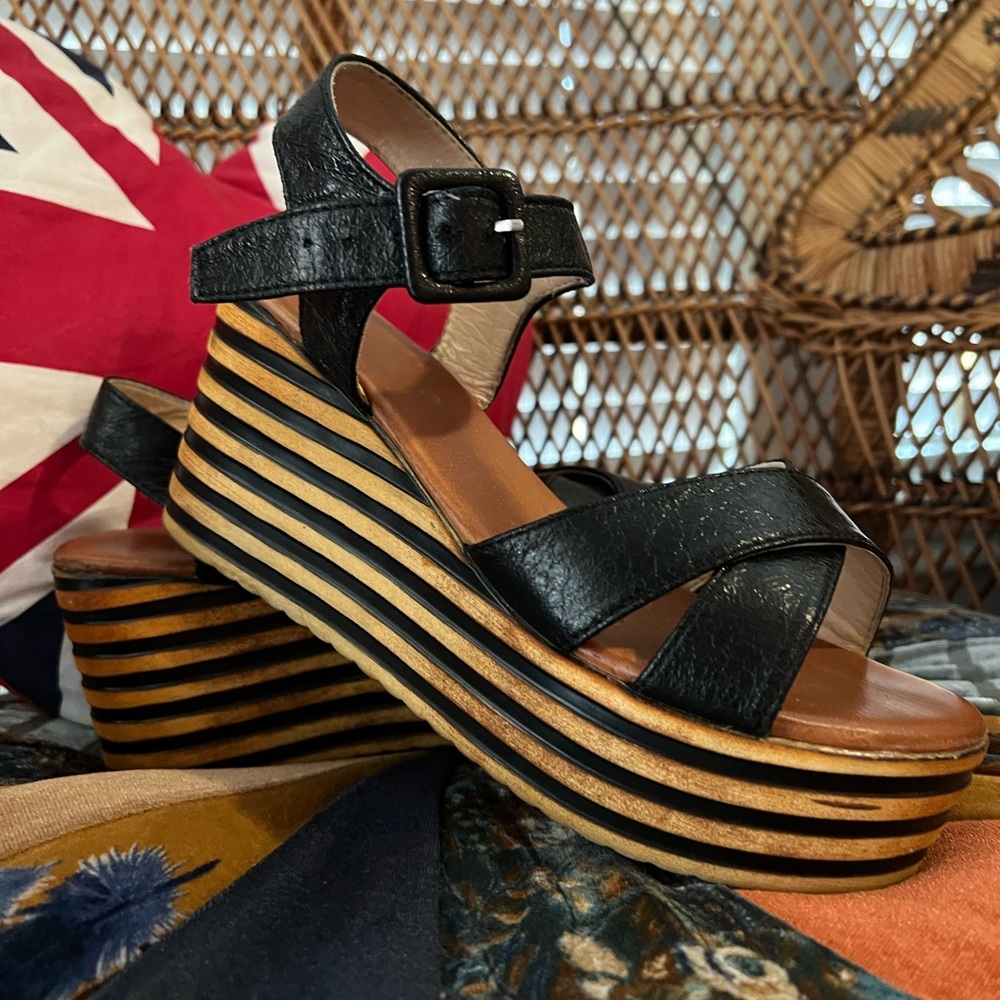 EUC! Super cute!! Back on Stack platform Wedge Sandal-by nasty gal